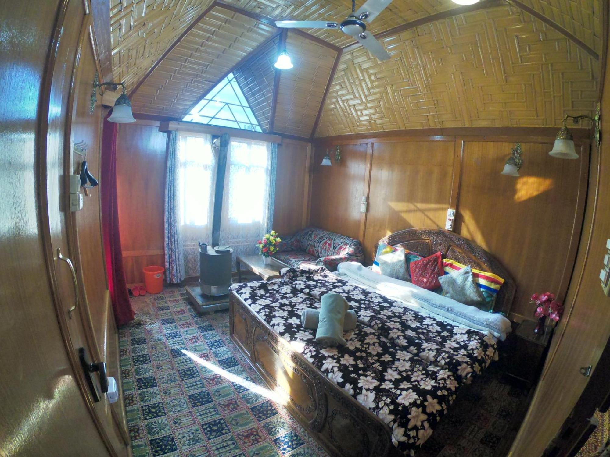 Goona Palace Houseboats Srīnagar Dış mekan fotoğraf